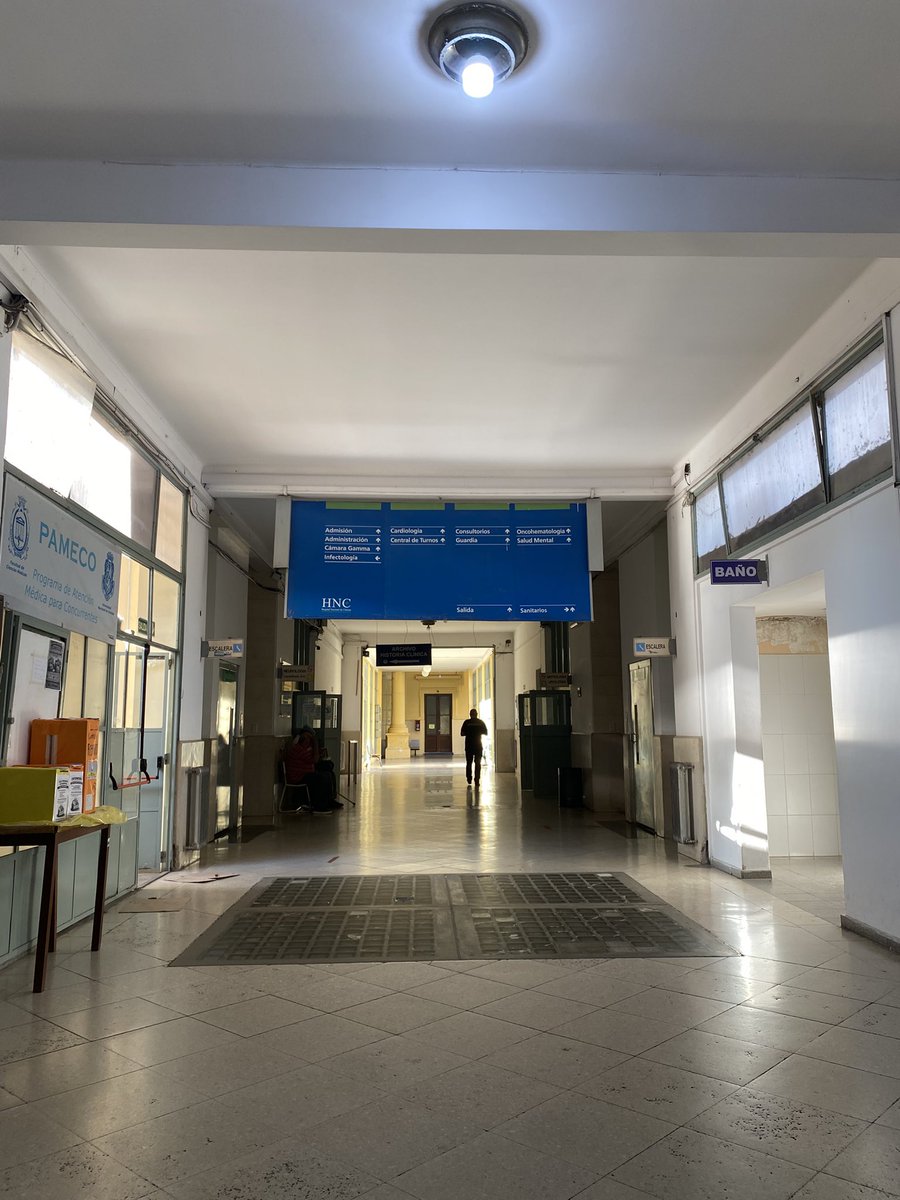 juanpacaceresok's tweet image. A los twitteros de Llaryora que me escriben por privado con insultos:
miren dónde estoy. A esto me dedico.
Estar en estos pasillos y en este quirófano no es una postal.
Es un recordatorio.
La salud pública se defiende con presencia, presupuesto y decisión política.
No con…