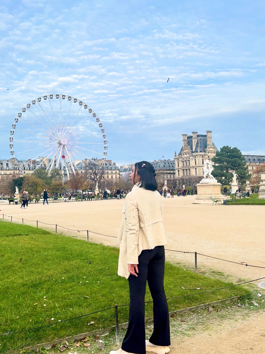 kitcatlatte's tweet photo. Postcards from 2025: Autumn in Paris.🍁 https://t.co/QRYtTJYQGX