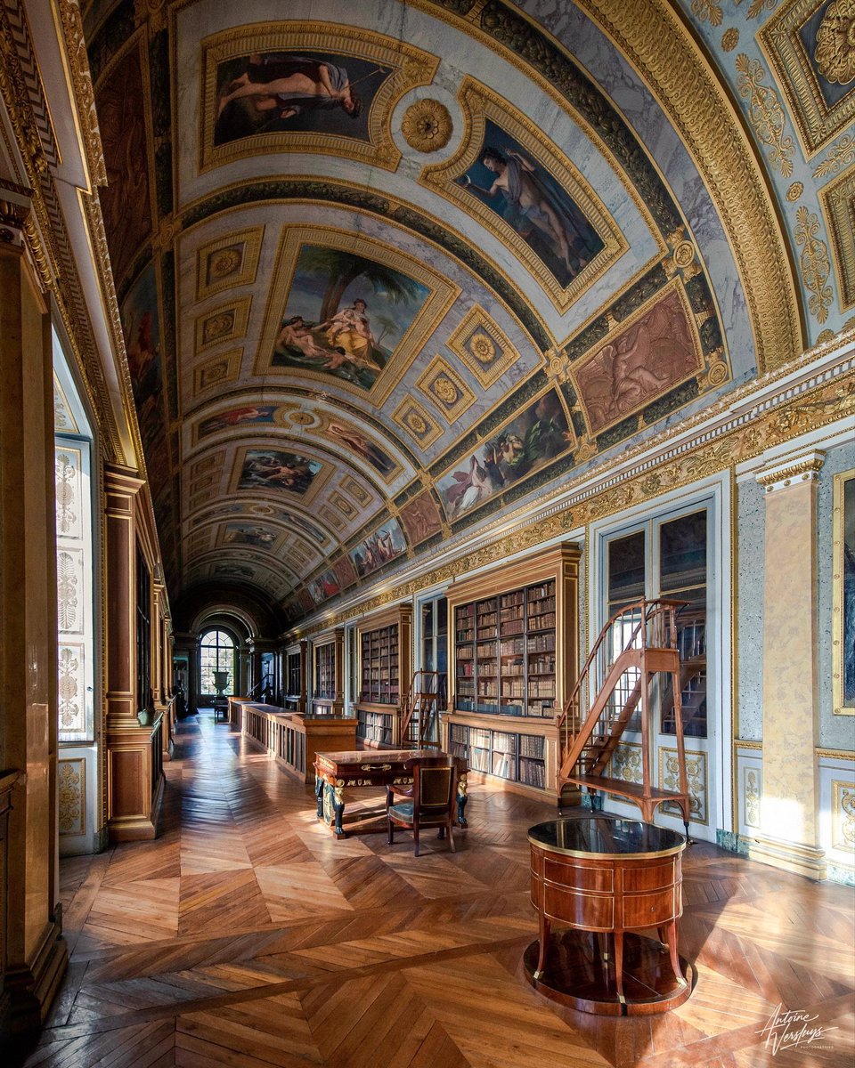 🟠 𝗡𝗲 𝗽𝗮𝘀 𝗱𝗲𝗿𝗮𝗻𝗴𝗲𝗿 ! 🤫 
Nous continuons notre découverte des plus beaux intérieurs napoléoniens avec cette très belle photo de la galerie de Diane du <a href="/CFontainebleau/">Château de Fontainebleau</a> ! 🤩 

Restaurée par Napoléon Ier, elle est transformée en bibliothèque par Napoléon III ! 📖