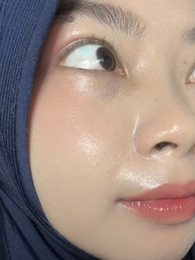 1 produk multifungsi, bikin muka glowing instan👌🏻💯

✔️sebagai skincare = bisa mencerahkan
✔️untuk make up = sebagai primer &amp; face mist, biki  make up flawless &amp; nemplok maxxx🫵🏻