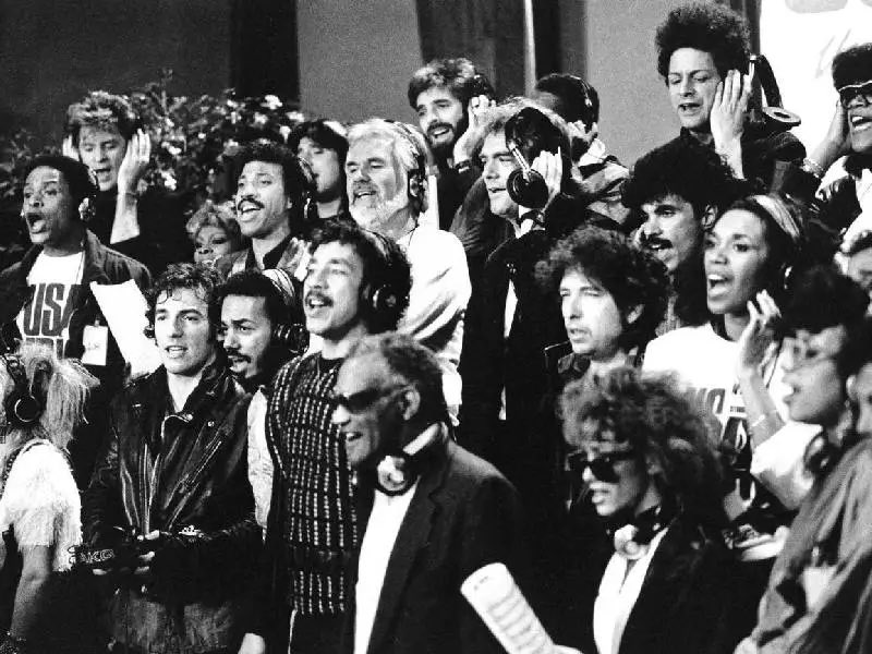1985 — Se graba We Are the World, el histórico sencillo benéfico impulsado por USA for Africa, con la participación de numerosas figuras del rock y la música popular, demostrando el poder cultural y social del género a escala global.