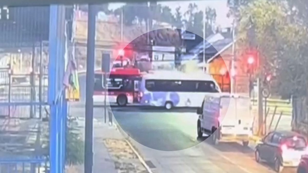 VIDEO 📽️ | Revelan momento exacto de colisión de bus en Maipú que dejó a 12 pasajeros heridos

Más detalles acá ➡️ tinyurl.com/46m35hz4