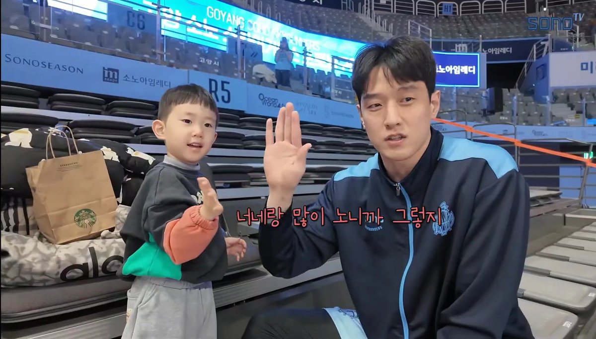 ㅅㅂ 표정차이 개웃김
<-째이랑놀아줄때
->조은후한테말할때