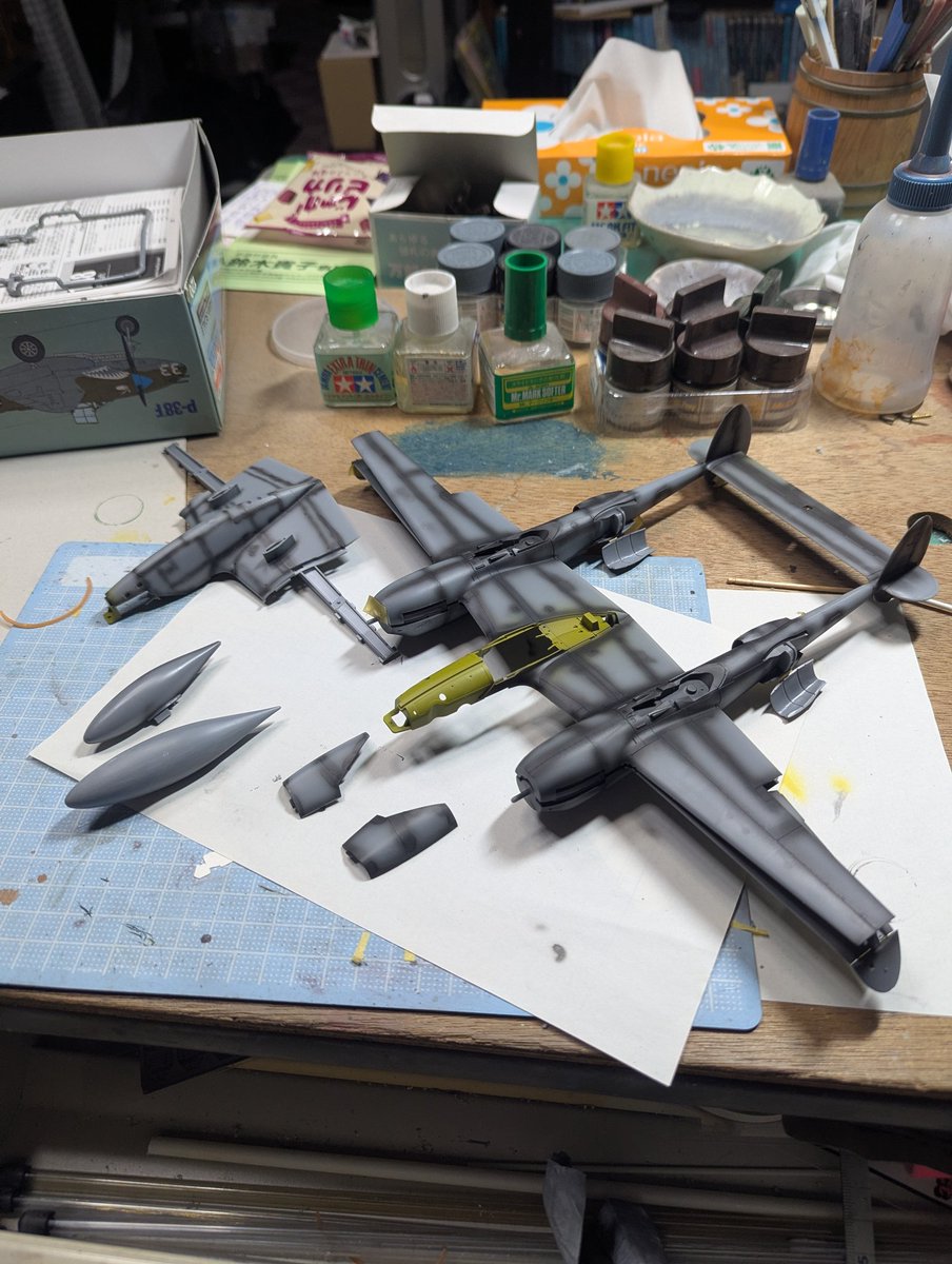 hit26's tweet image. #P38
下塗り完了。
今回は
飛行状態で組んでいきます。
1式陸攻も飛行状態に改修予定。