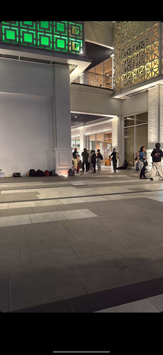 ksoo1park's tweet image. พี่ถ่ายมาให้ดู คือจองกันแล้ว ละมีแต่ร้านจองที่ทั้งนั้น!!!!! ทั้งนั้นจริงๆอะ คือชอคมาก ละชุดเดิมเลย แล้วหลายคนในนี้มีฟคสนิทด้วยนะ เจอกะตัววันจองที่ซีคีน ฟคคนนึงสนิทกะร้านจอง อยู่เยื้องกันพูดให้นี่ได้ยินว่าไปเหอะเหม็นขี้หน้า กูชอบมึงมากมั้ง สนิทกะร้านจองไม่พอเป็นซาแซงอีก…