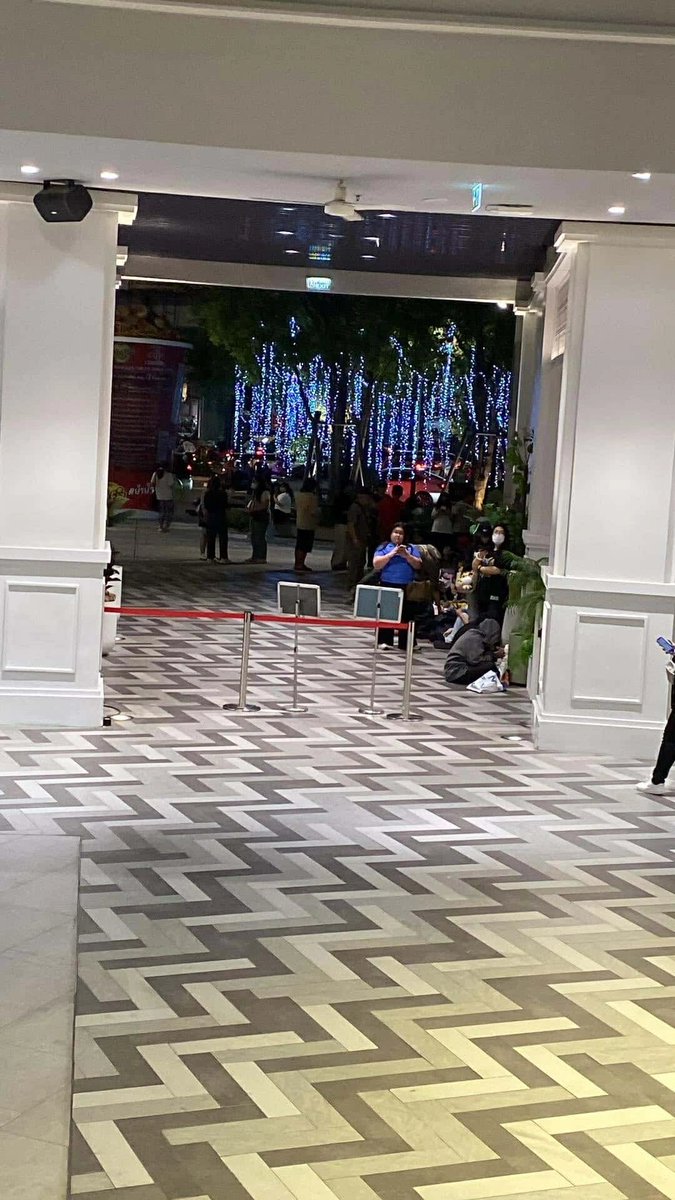 ksoo1park's tweet image. พี่ถ่ายมาให้ดู คือจองกันแล้ว ละมีแต่ร้านจองที่ทั้งนั้น!!!!! ทั้งนั้นจริงๆอะ คือชอคมาก ละชุดเดิมเลย แล้วหลายคนในนี้มีฟคสนิทด้วยนะ เจอกะตัววันจองที่ซีคีน ฟคคนนึงสนิทกะร้านจอง อยู่เยื้องกันพูดให้นี่ได้ยินว่าไปเหอะเหม็นขี้หน้า กูชอบมึงมากมั้ง สนิทกะร้านจองไม่พอเป็นซาแซงอีก…