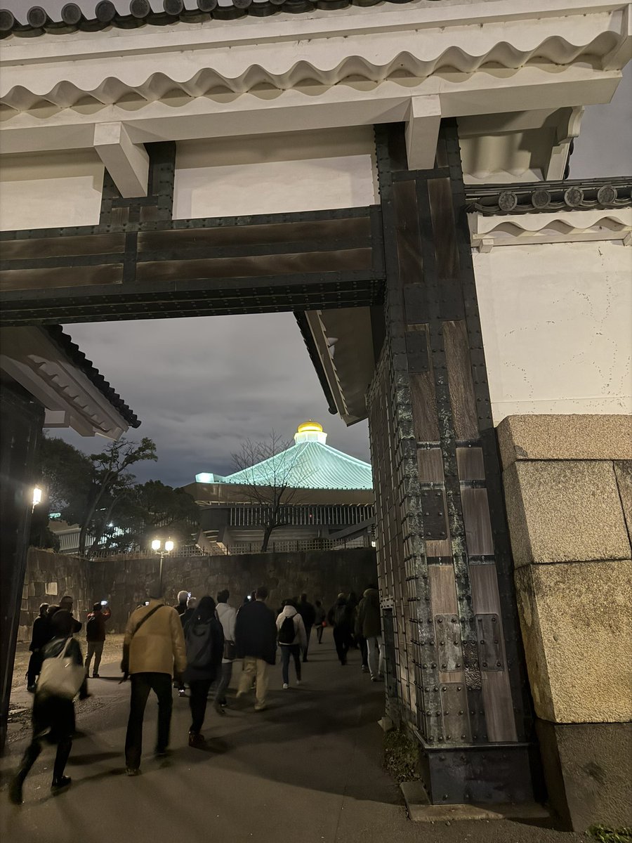 今夜は推し友にお誘いいただき、大きな玉ねぎの下で推しの推しである神様を拝見させていただきました🧅
何気に初めての武道館。
初めてを捧げるには相応しい、素敵な時間を過ごさせていただきましたし、おじさま達が童心に戻って楽しそうにされているのを見て、とてもほっこりしました。
マジ感謝🙏