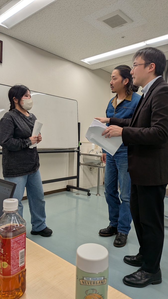 本日稽古でした！
久しぶりに全員揃っての稽古で、再確認したり付け足したり…音照も来ていたので、キッカケの部分を確認したり…時折笑いの起きる良いお時間でした！
そして今日は演劇集団MALACHITEの如月優雪くんが見学に来てくれてました！
良い稽古風景を見せれてたらいいな( *˙ω˙*)و ｸﾞｯ!