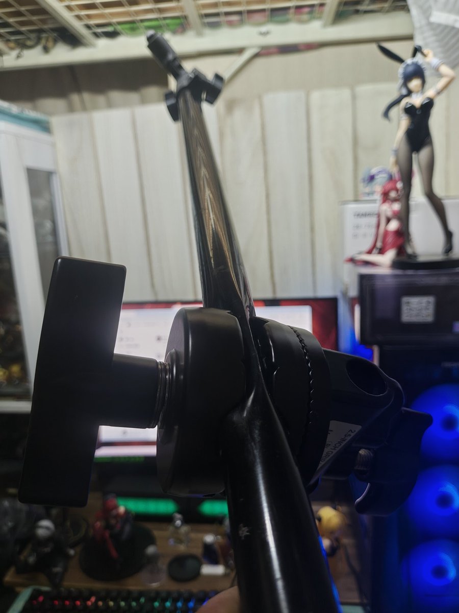 ブームスタンドのスタンドと合体する部分壊れたから合体するとこだけを買って試しに付けてみたんだけど、どこまでもねじが回るなぁって思ったらえらいことなっとった