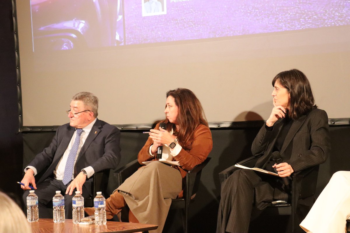 CACOArquitectos's tweet photo. La presidenta del Consejo Andaluz de Colegios Oficiales de Arquitectos #CACOA, Isabel Suraña, participa en la mesa redonda 'Retos y desafíos en torno a la vivienda como derecho' #LUCESLARGAS 'Debate en torno al futuro de las ciudades' en #Sevilla

@COASevilla @FundacionFidas https://t.co/5SD7OMXnyc