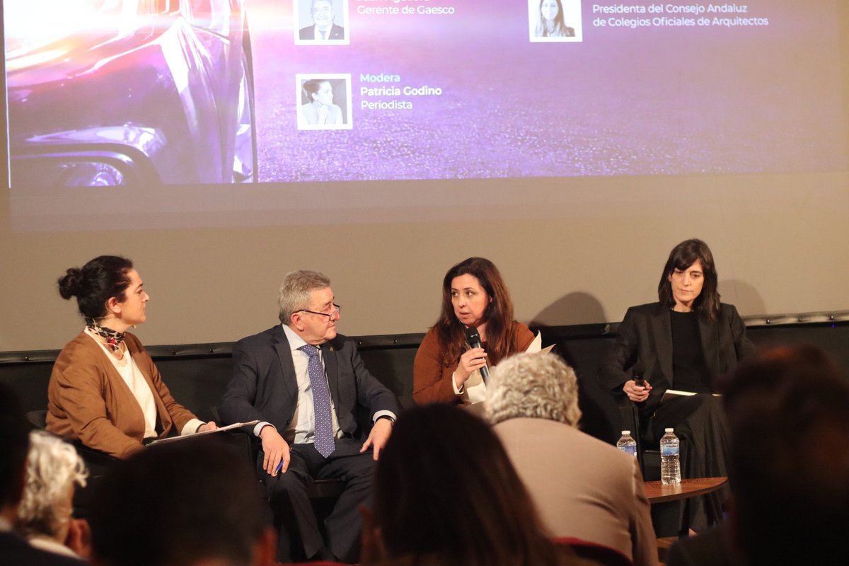 CACOArquitectos's tweet photo. La presidenta del Consejo Andaluz de Colegios Oficiales de Arquitectos #CACOA, Isabel Suraña, participa en la mesa redonda 'Retos y desafíos en torno a la vivienda como derecho' #LUCESLARGAS 'Debate en torno al futuro de las ciudades' en #Sevilla

@COASevilla @FundacionFidas https://t.co/5SD7OMXnyc