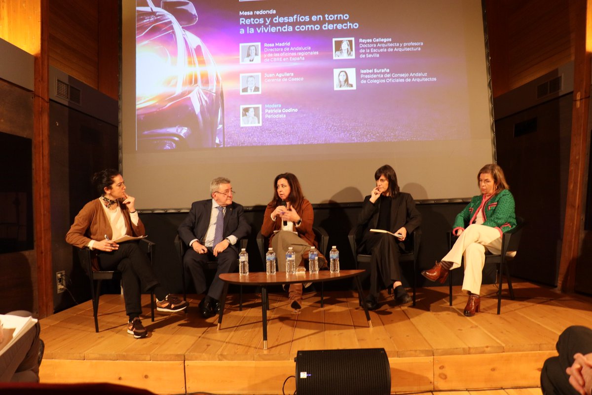 CACOArquitectos's tweet photo. La presidenta del Consejo Andaluz de Colegios Oficiales de Arquitectos #CACOA, Isabel Suraña, participa en la mesa redonda 'Retos y desafíos en torno a la vivienda como derecho' #LUCESLARGAS 'Debate en torno al futuro de las ciudades' en #Sevilla

@COASevilla @FundacionFidas https://t.co/5SD7OMXnyc