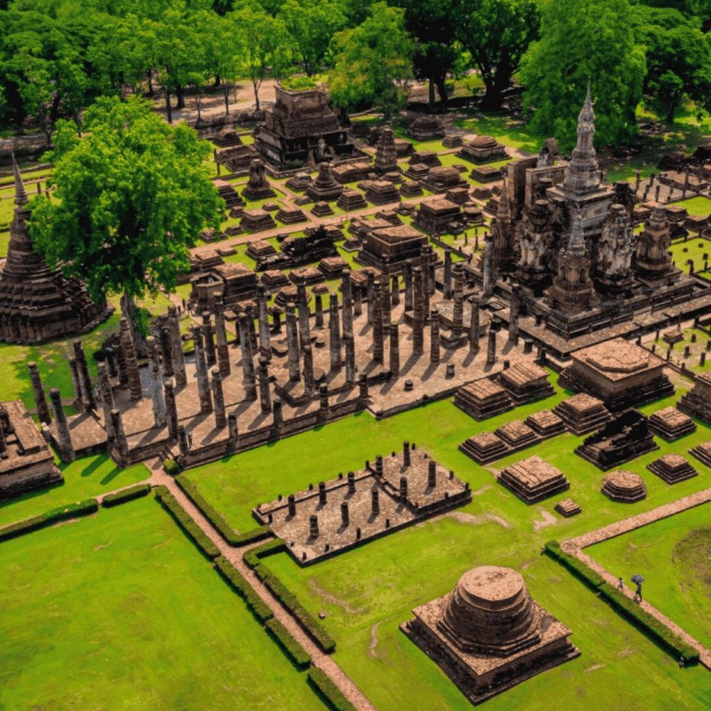 🗺️ Provincie van de maand: Sukhothai 🌿

Sukhothai is de eerste hoofdstad van het oude Koninkrijk Siam en wordt gezien als de bakermat van de Thaise cultuur. Denk aan eeuwenoude tempels, indrukwekkende ruïnes, rustige landschappen en een sfeer die totaal anders is dan het drukke