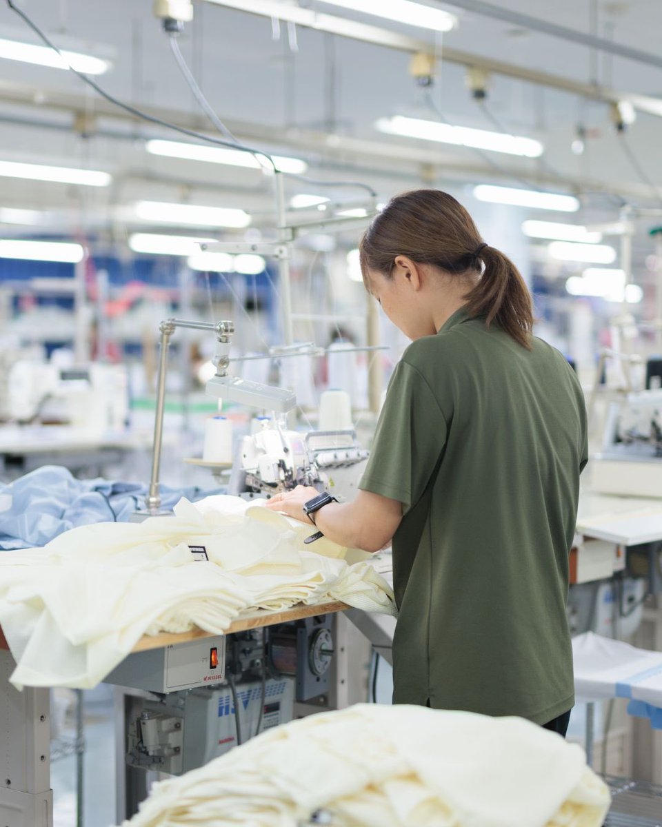 RewardUniform's tweet image. REWARDのユニフォームは、一枚一枚を自社工場で丁寧に縫製しています。
細部までこだわったものづくりで、チームの想いに寄り添う一着を。
“勝ちたい”という気持ちを支えるのは、確かな品質です。

#レワードユニフォーム
#自社工場生産
#職人の技
#丁寧なものづくり
#野球ユニフォーム