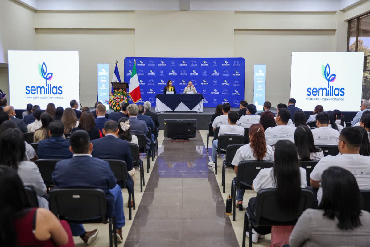 TejidoSocialSv's tweet photo. Asistimos al lanzamiento de la campaña informativa en prevención de la migración irregular “Tus sueños están aquí”, realizado en las instalaciones de @cancilleriasv; acto que fue liderado por @PattyNGodinez , viceministra de Diáspora y Movilidad Humana de @cancilleriasv , y @ERozoSordini , Embajador de Italia en El Salvador.

Esta campaña es ejecutada por Cancillería y financiada por el Gobierno Italiano, en el marco del Proyecto Semillas, y refuerza el mensaje de que es posible alcanzar los sueños a través de la inversión, la capacitación y el acompañamiento dentro de nuestro territorio.

#TejidoSocial | #ElSalvador