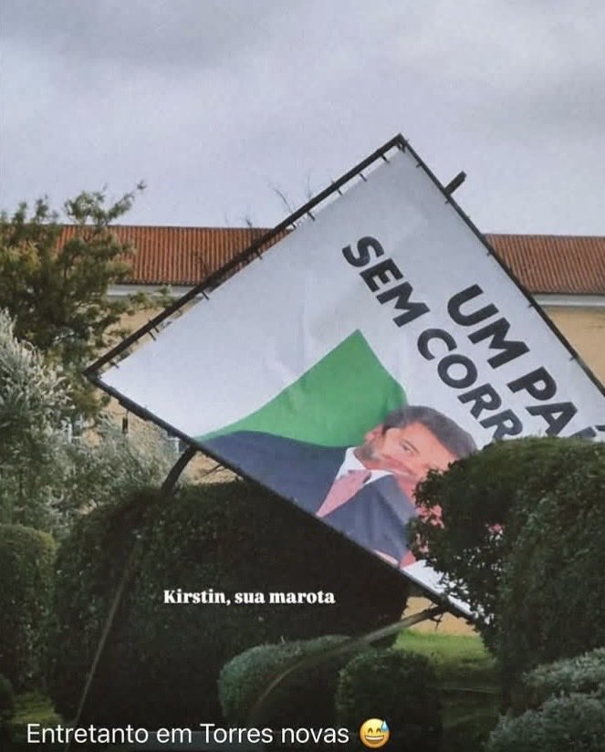 Um sinal dos céus. Este outdoor está ao pé de três oliveiras que foram vendidas ao antigo presidente da câmara como tendo sido trabalhadas no início do séc pelos 3 pastorinhos. Conclusão: os 3 pastorinhos recusaram veementemente o 4 pastorinho.