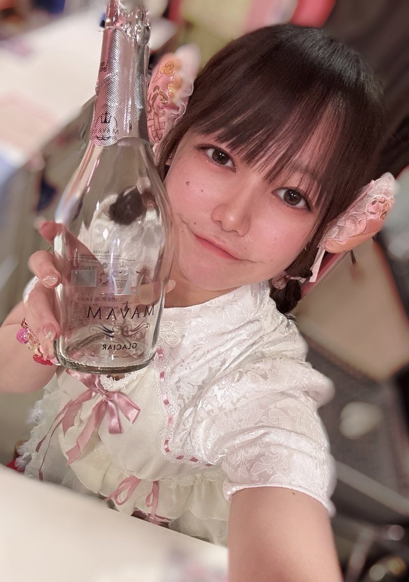 amu_soramica's tweet photo. おきゅおわ🍥前祝いぽん🍾、クライナー👀、チェキ、ご褒美、カードたくさんありがとう❕わいわい水曜日で楽しかった〜🍻🦀あにまで会えたマスターたちもありがとう❕たくさんお祝いしてくれて嬉しかったよ😻明日はおやすみです💤次は金曜日14時から❕ https://t.co/mJnav3UDIK