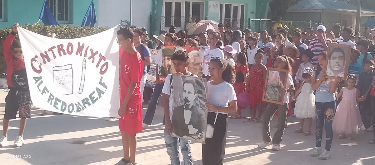 #EducaciónHolguín Con #HonorHolguinero y la presencia de la máximas autoridades del municipio y de Educación, se desarrolla Desfile Martiano en homenaje al 173 aniversario de nuestro Héroe Nacional José Martí <a href="/naimatrujillob/">Naima Ariatne Trujillo Barreto</a> <a href="/CubaMined/">MINED</a> @GTEHolgu