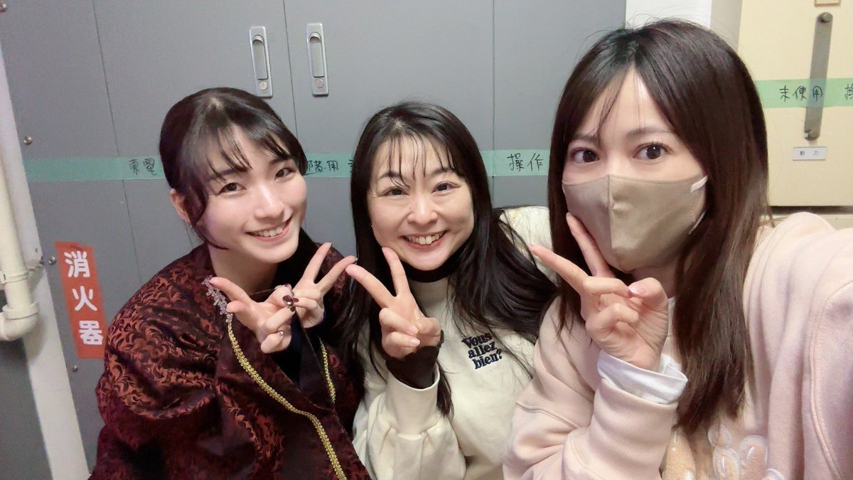 okameaika's tweet image. #水中ランナー
今日もみっちりお稽古‼️
明日の夜の通しは初日だと思って！！
という事で！
気合いいれるぞっ✨✨
日々、日々、愛おしい時間が増える💖
そして❣️
稽古場お隣でっ✨
園さん、ほりゆり、吉田ちゃんに会えた💖
なんとー嬉しい💖
稽古場から立ち回りの音が聞こえてくる👂
3人出演の舞台…