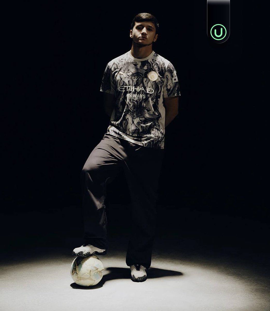 Ultrapari_TR's tweet photo. Manchester City, Ay Yeni Yılı (At Yılı) onuruna özel bir "Yılın Atı" forması çıkardı. 🐴

 Sizce nasıl? 👀

#Ultrapari #Football #ManCity #ManchesterCity #FootballFashion #KitDesign #LunarNewYear #YearOfTheHorse #ChineseNewYear https://t.co/DLwi0zHUnl