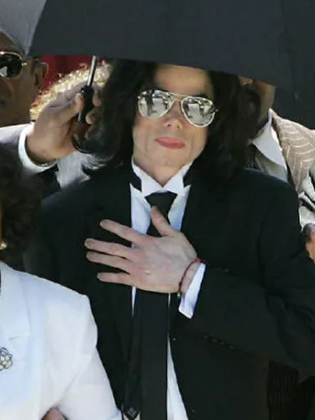 FalandoDeMaico's tweet photo. Em 28 de Janeiro de 2005, algo crucial aconteceu durante o julgamento das falsas acusações de pedofilia contra Michael Jackson.

A defesa pediu que o acusador fosse obrigado a testemunhar em tribunal aberto, e o juiz concordou. Ou seja: nada de depoimento fechado, protegido ou apenas por vídeo. O acusador teria que encarar o júri, os advogados e o próprio Michael, sob juramento.

Por que isso foi tão importante?
Em um caso criminal, especialmente um tão grave, o testemunho direto é central. O juiz entendeu que:
- O direito de defesa de Michael exigia confronto direto da acusação;
- O júri precisava avaliar credibilidade, coerência e comportamento do acusador;
- O caso não poderia se sustentar apenas em versões indiretas ou relatos intermediados;

Isso colocou a acusação sob PRESSÃO MÁXIMA.

O que aconteceu quando ele testemunhou?
Quando o acusador finalmente depôs:
- Surgiram contradições entre depoimentos anteriores;
- Datas, detalhes e narrativas não batiam;
- A defesa expôs inconsistências graves, inclusive mudanças de versão ao longo do tempo;
- Ficou evidente que outros membros da família já haviam dado relatos conflitantes.

Esse momento foi considerado por muitos analistas jurídicos como um ponto de virada do julgamento.

Poucos meses depois, em junho de 2005, o veredito foi claro: Michael Jackson foi considerado inocente de TODAS as acusações, em todas as 14 denúncias apresentadas.

Nada ficou pendente. Nada foi “arquivado por falta de provas”. Foi absolvição total.

Por que esse episódio ainda importa?
Porque desmonta uma narrativa muito repetida pela mídia: Michael não fugiu. Michael não se escondeu

Michael enfrentou um dos julgamentos mais midiáticos da história, em tribunal aberto, e venceu. Esse dia simboliza algo maior: a justiça exigindo provas, e não manchetes.