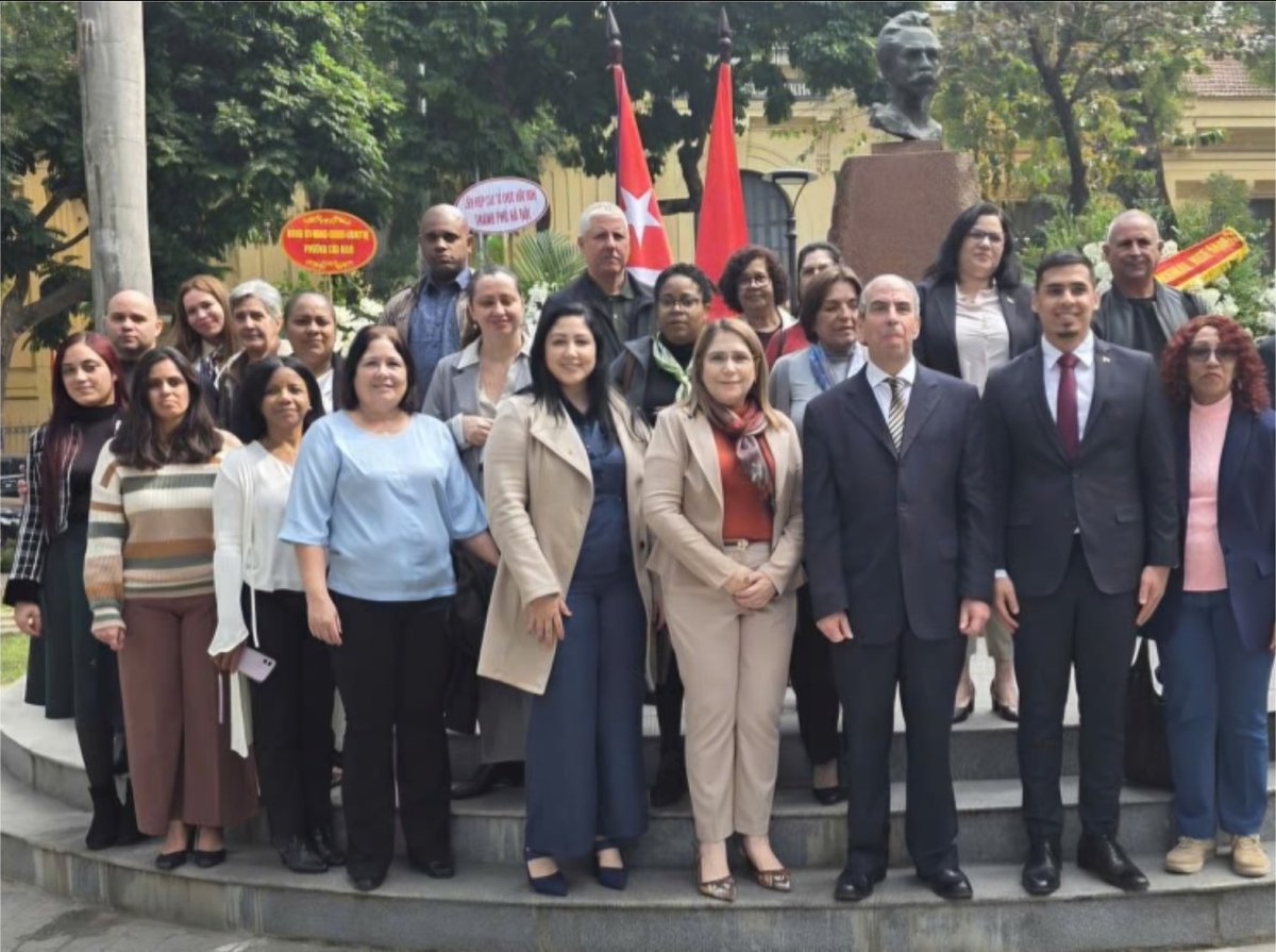 En el 173 aniversario del natalicio de nuestro Héroe Nacional José Martí recibimos la solidaridad de los hermanos vietnamitas frente a las amenazas imperialistas.

Rendimos tributo a los compatriotas caídos en #Venezuela y condenamos la agresión contra la Patria de Bolívar.