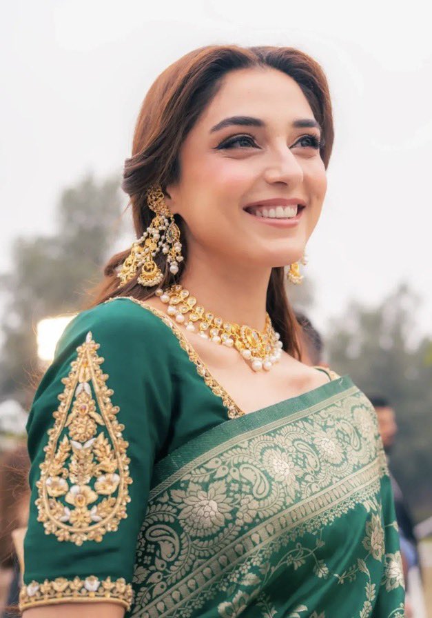 ladooox's tweet image. guys... im getting this made by my darzi in lahore lets hope he makes it as beautiful 😭😭 #mayaali