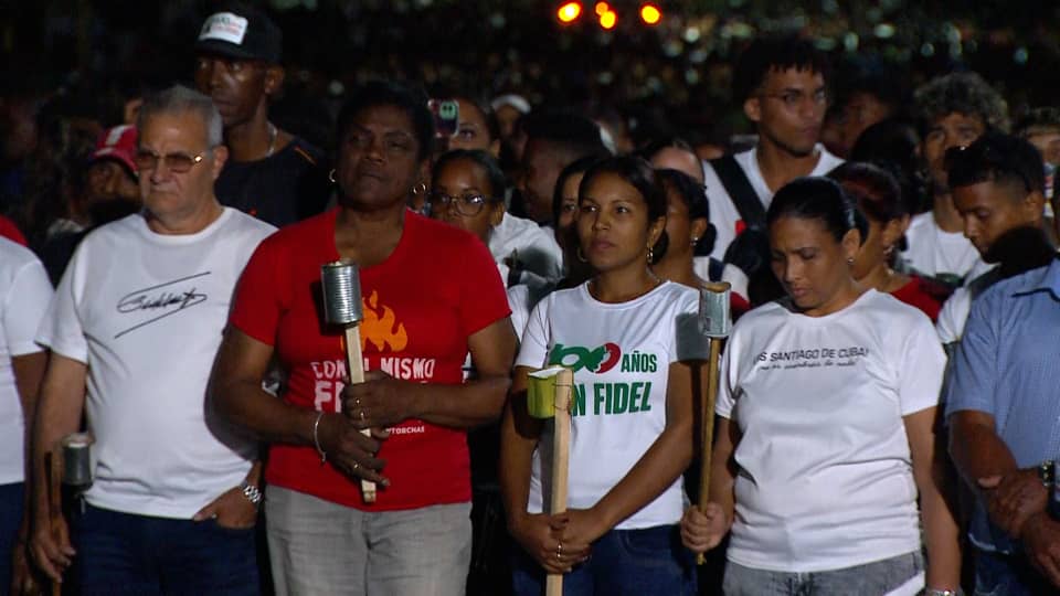 La Marcha de las Antorchas en #SantiagoDeCuba fue otra muestra de la fidelidad de nuestro pueblo a las ideas del Apóstol y de #FidelPorSiempre.
#AntorchaCentenariaAntimperialista