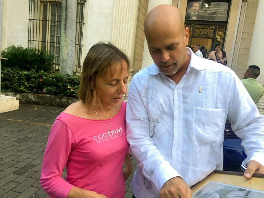 Esa señora, directora de CODE PINK ha sido una aliada durante décadas del régimen venezolano y del cubano. Ha protestado durante años a favor de dictaduras e inclusive fue parte del movimiento para liberar al testaferro de Nicolás Maduro. 

Es una enemiga de la libertad.