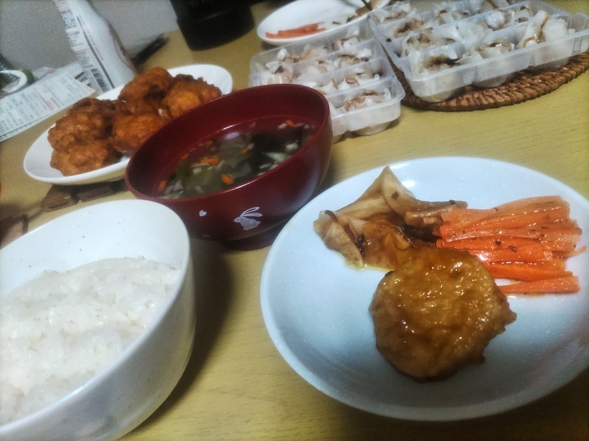 chizuun_Japan's tweet photo. 焼売(syuumai)steamed dumplings
-shrimp&poke
唐揚げ(karaage)Japanese Friedchicken
蓮根の挽肉挟み揚げ
(renkon no hikiniku hasamiage)
deep-fried stuffed lotus root with minced meat
インスタントスープ(innsutanntosu-pu)ready-to-eat soup
#japanesefood #dinner #frozenfood #instantfood https://t.co/DXfrSALSe3