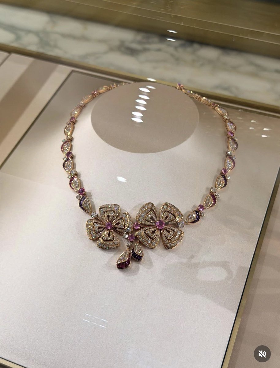 ระดับ GBA ต้อง ไฮจิวเวลรี่เต้าอั้น
<a href="/Bulgariofficial/">Bvlgari</a> Collection La Dolce Vita
ราคาก็ไม่เท่าไหร่ $490000 หรือประมาณ 15 ล้านเอง

<a href="/AmazingThailand/">AmazingThailand</a> 

LISA AMAZING AMBASSADOR
#AmazingThailandxLISA
#AmazingThailandExclusiveNight