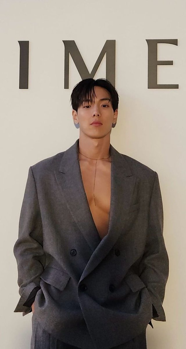 FashionistD's tweet photo. Model #SHOWNU is something special 🤌✨ https://t.co/LDE43KPIWH