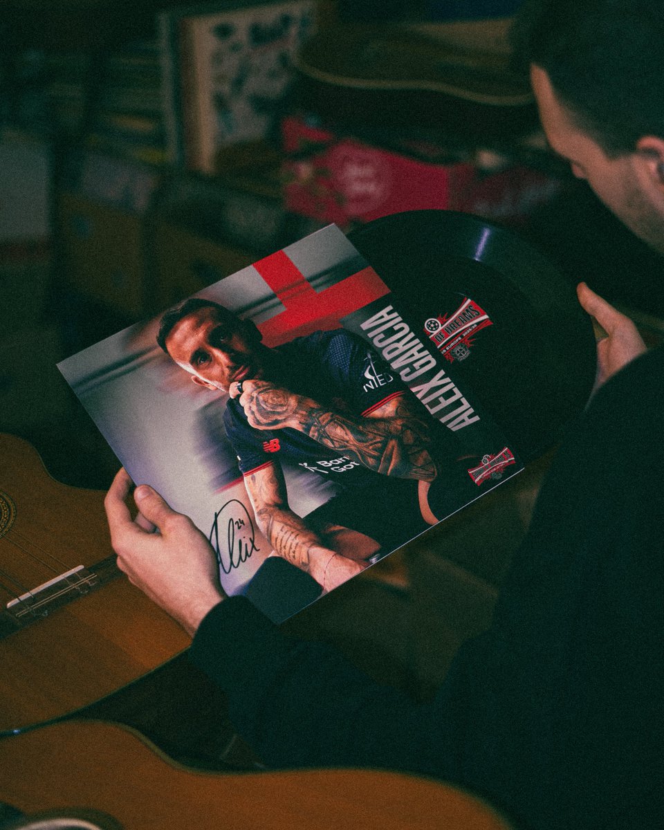 bayer04_es's tweet photo. De nuestra tienda local de discos, algunos tesoros de 𝐒𝐨𝐮𝐧𝐝 𝐨𝐟 𝐃𝐫𝐞𝐚𝐦𝐬 💿🎶

#aCROSSeurope | #SomosBayer04 🖤❤️ https://t.co/9zBqtSW7x8
