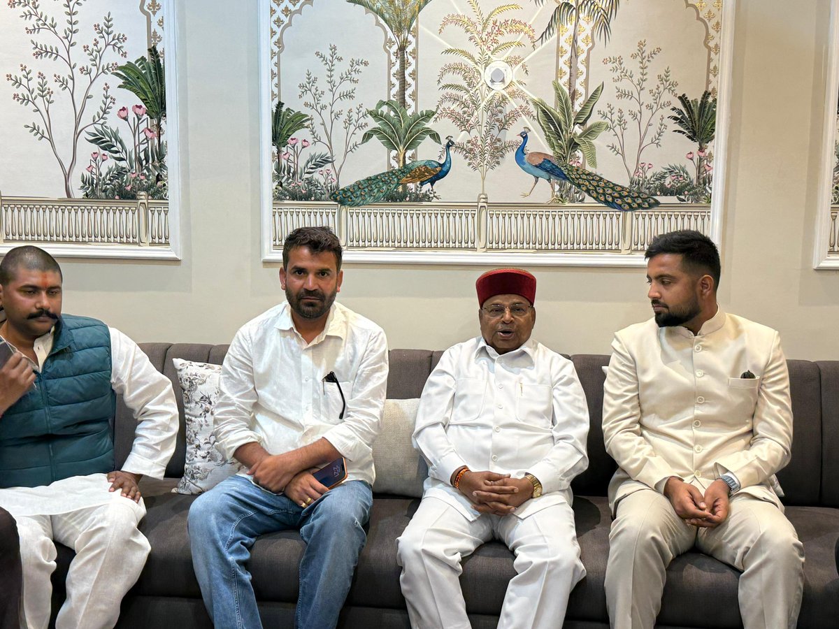 कर्नाटक के महामहिम राज्यपाल माननीय श्री थावरचंद गहलोत जी से शिष्टाचार भेंट का सौभाग्य प्राप्त हुआ।

उनका स्नेहपूर्ण मार्गदर्शन, प्रशासनिक दक्षता तथा दीर्घ सार्वजनिक अनुभव सदैव प्रेरणादायी और अनुकरणीय रहा है।

महामहिम से यह भेंट अत्यंत गरिमामयी, आत्मीय एवं स्मरणीय रही।

<a href="/TCGEHLOT/">Thaawarchand Gehlot</a>