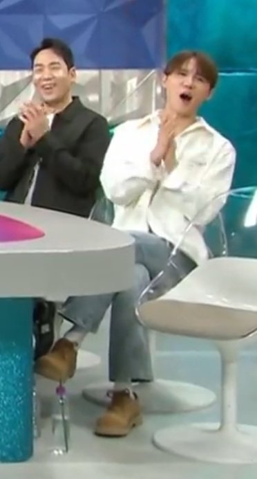 txrxntxllxgrx's tweet image. 발끝까지 귀엽게 입었네