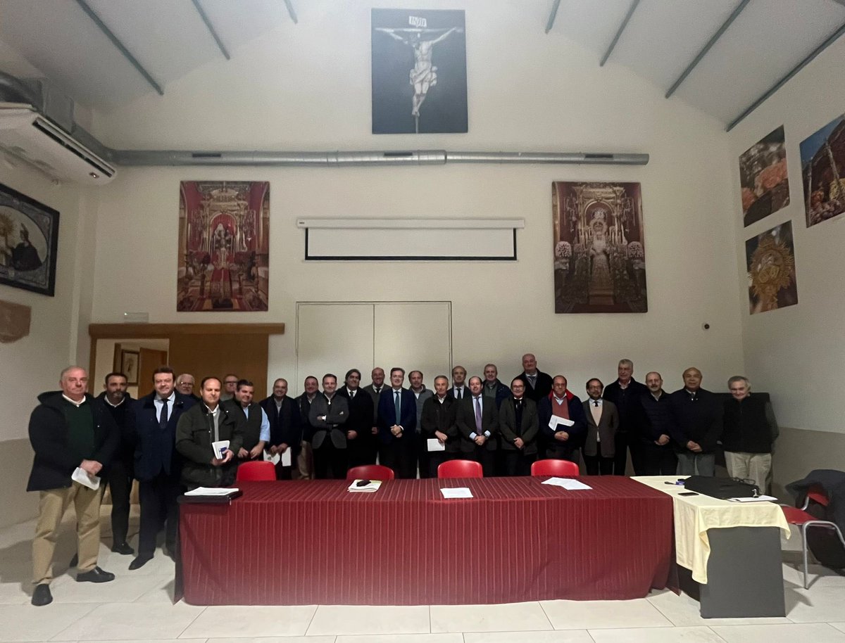 #HERMANDAD | El lunes de la semana pasada, al finalizar la Misa de Hermandad, nuestra corporación presentó el cartel de la XV Gala Olivo de Plata, obra de los artistas Juan Bautista Gimeno Cervera y Jorge Groiss Merino (@laetaresacro), que este año galardonará a nuestro hermano