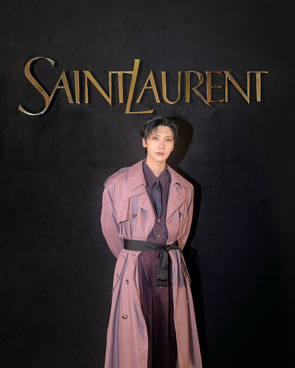 King! 🇫🇷 TEN (NCT/WayV) serviu um visual que é a definição da Saint Laurent: elegância e alfaiataria impecável 

TENLEE WITH YSL MENs WINTER26
 #SaintLaurentxTEN