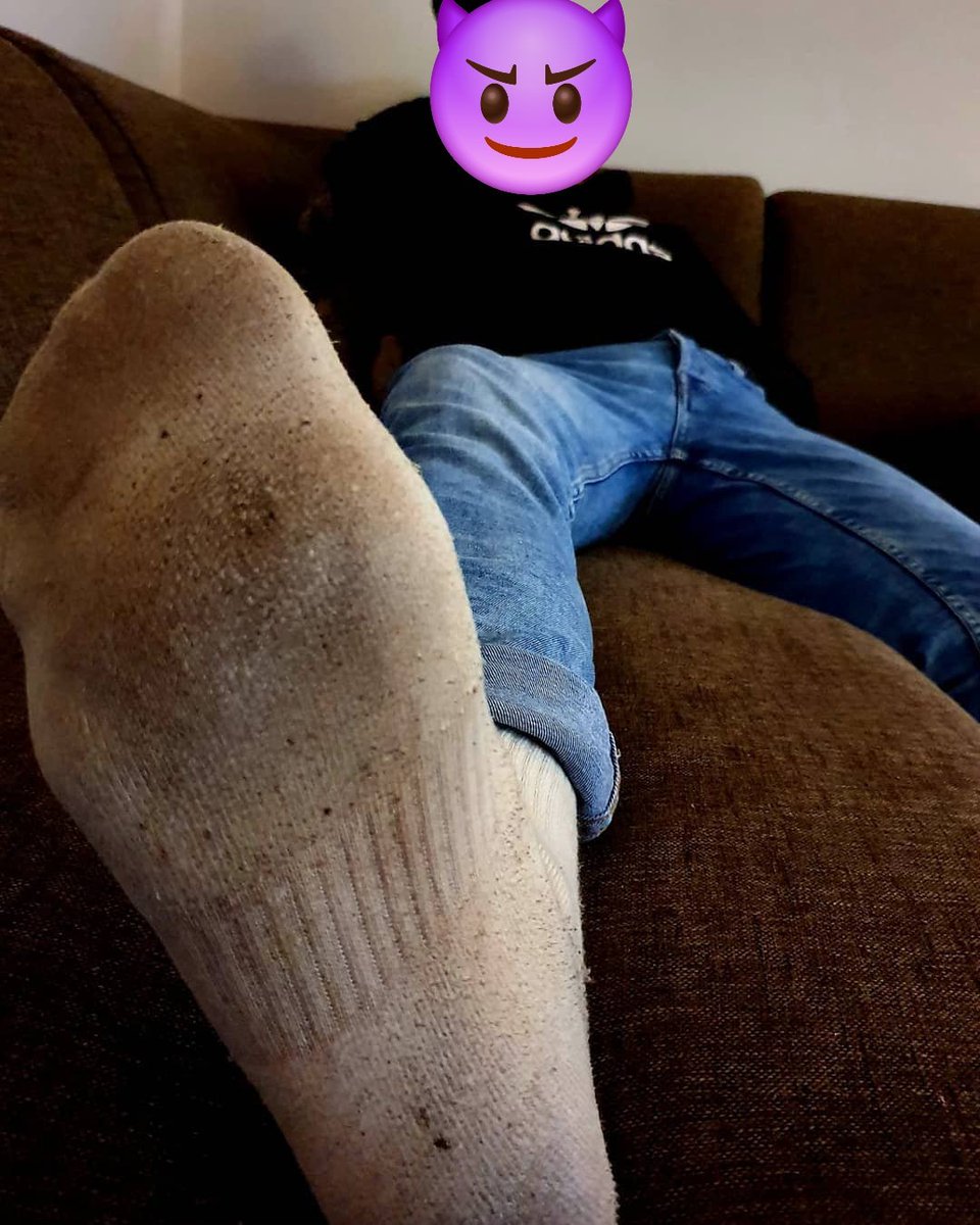 Du wirst bei diesem Anblick schon ganz nervös, habe ich recht? Welcher Loser will als nächstes an meinen dreckigen Socks sniffen?😈

#findom #finsub #cashmaster #humanatm #paypig #zahlsklave #geldsklave #zahlschwein #germanfindom