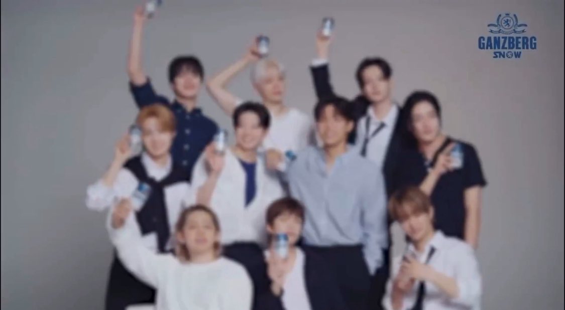 撮影中におもいっきり横の人見てて可愛い