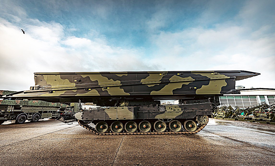 🇱🇹 Lithuania has awarded a contract worth 210 million € to KNDS Germany for the procurement of 12 Leguan Bridge-Laying Systems mounted on Leopard 2 chassis, 24 14-metre-long bridges and 12 26-metre-long bridges.

soldat-und-technik.de/2026/01/mobili…