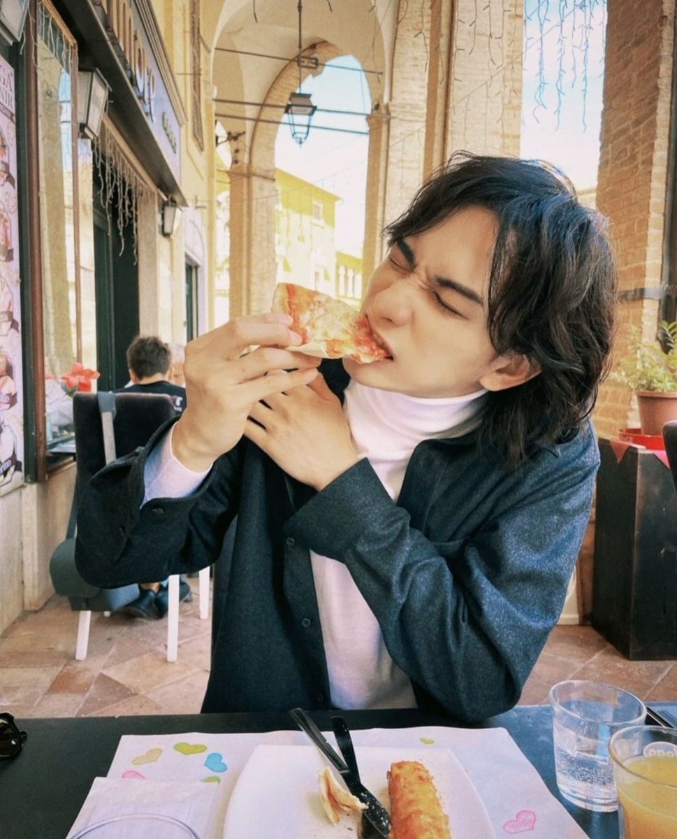 chell_magic's tweet image. 치다의 그냥 장발도 좋아하지만 곱슬 장발 머리 보면 너무 좋아서 대가리 깨고 싶어짐