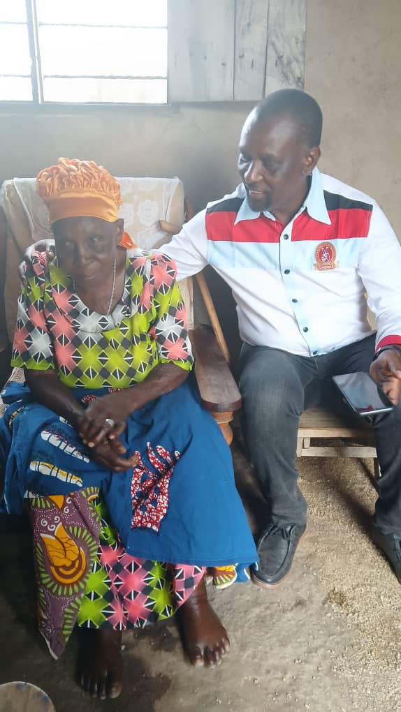 lucas_ngoto's tweet image. Nilikuwa nikifika baada salamu utaniuliza swali mke mwenzangu hajambo?
Sasa umenyamaza kabisa
Tangulia bibi yangu kipenzi Mungu akupunguzie adhabu ya kaburi