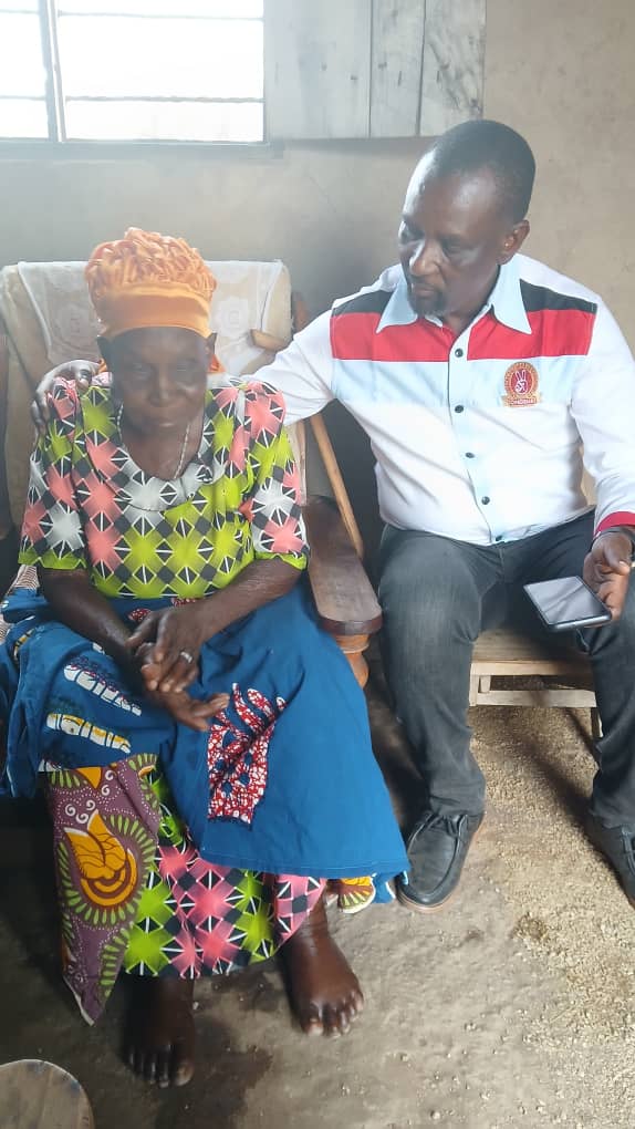 lucas_ngoto's tweet image. Nilikuwa nikifika baada salamu utaniuliza swali mke mwenzangu hajambo?
Sasa umenyamaza kabisa
Tangulia bibi yangu kipenzi Mungu akupunguzie adhabu ya kaburi