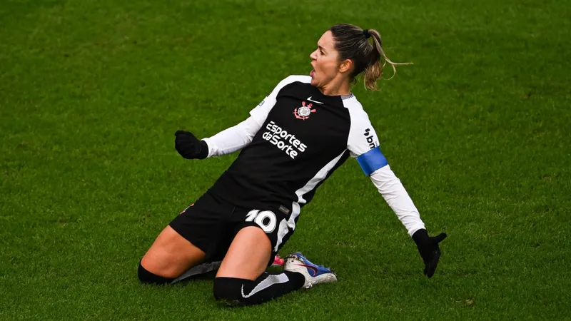 mundopelotanet's tweet photo. Esta mujer está a 1 mes de cumplir 41 AÑOS y lo ha ganado todo con Corinthians, aún así hoy marcó uno de los goles más importantes en la historia de las Brabas.

Gabi Zanotti es una futbolista INAGOTABLE. 👑⚫️⚪️ #FIFAWCC https://t.co/7z66O2aT3t