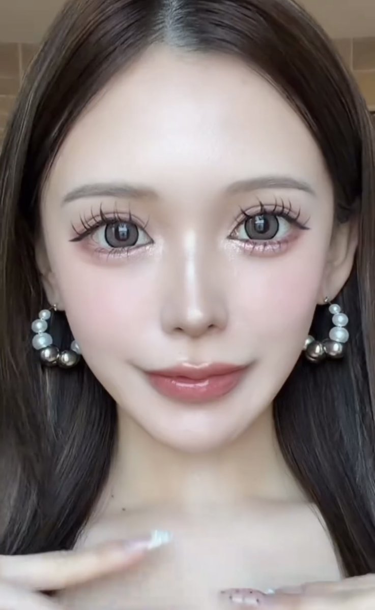 suzuran_www's tweet photo. 「 田向星華 」のメイク術、マジやべぇ

・どこにハイライト？
・シェーディングわかんねぇ女子、見ろ
・光と影、ココにいれろ。もう迷わん
・凹凸ねぇのっぺり顔、今日までな

→ 顔面に余白はいらん。立体だけ残せ https://t.co/9dZPWyxLb0
