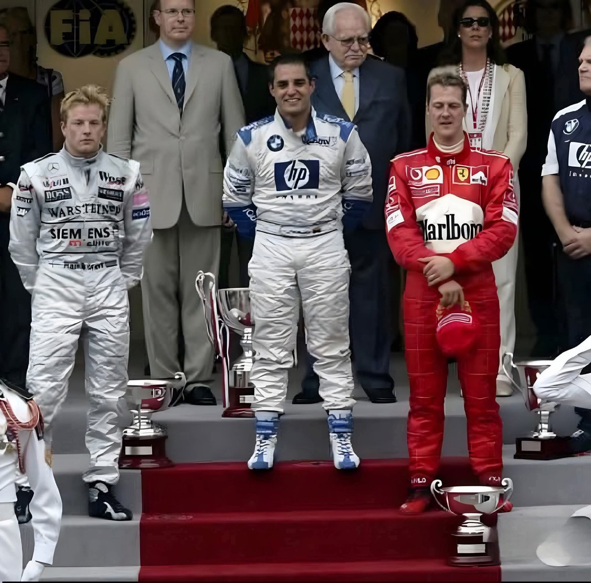 Aquellos tiempos donde Juan Pablo Montoya ganaba carreras en la gran fórmula 1 a la Leyenda Michael Schumacher y a la gran promesa de ese entonces, Kimi Räikkönen. UNO DE LOS MEJORES DEPORTISTAS DE LA HISTORIA DE COLOMBIA. 🇨🇴👏