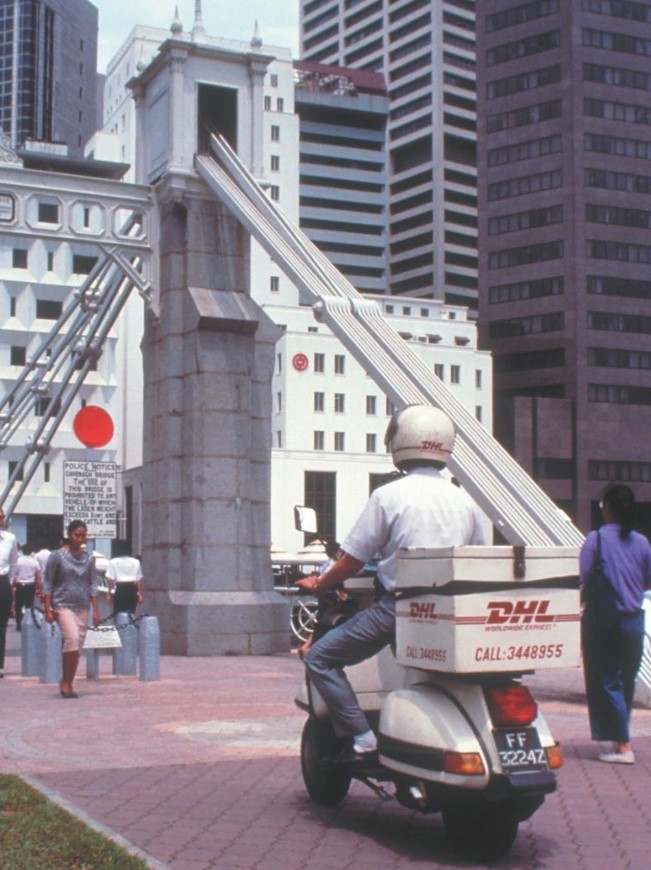 #ThrowbackThursday Singaporen maisemissa! 
DHL liikkui kaupungissa ketterästi jo DHL:n varhaisina vuosina 😎 
#TBT #Singapore #DHLExpress