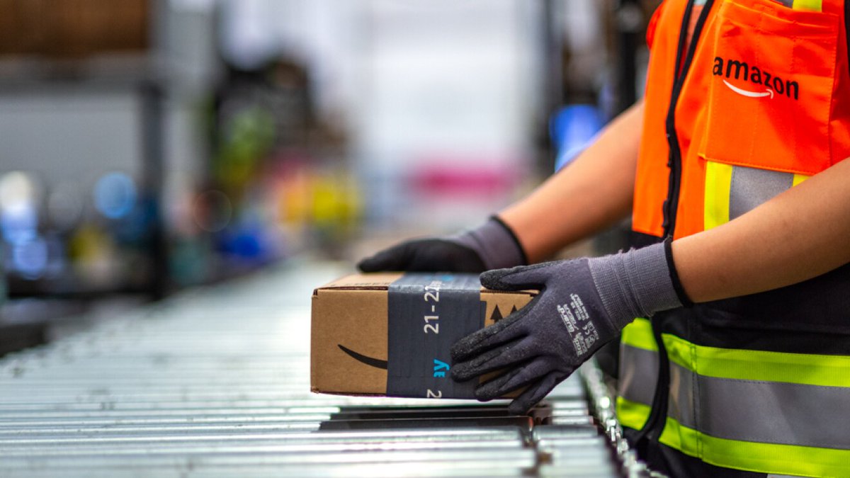 CimarronFinanza's tweet photo. $AMZN Amazon planea recortar 16,000 puestos corporativos como parte de una estrategia para simplificar procesos y reducir capas burocráticas. Este es el recorte más reciente enfocado en posiciones de management. En paralelo, el fabricante de equipos de litografía ASML anunció la eliminación de 1,700 puestos, también vinculados a roles gerenciales.
Esta decisión está alineada con lo que el CEO de Amazon, Andy Jassy, ha reiterado en diversas ocasiones: eliminar capas organizacionales y automatizar operaciones mediante inteligencia artificial. La preocupación por la pérdida de empleos asociada al avance de la IA sigue en debate. Si bien esta tecnología generará nuevas oportunidades en áreas operativas, de mantenimiento y construcción, también podría desplazar un número significativo de puestos en funciones administrativas y operacionales tradicionales