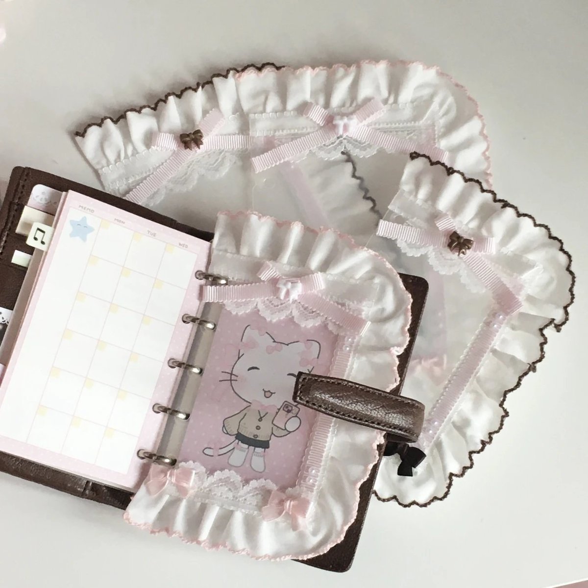 low__star's tweet image. 𝚜𝚠𝚎𝚎𝚝𝚎𝚗𝚎𝚛 𝚜𝚝𝚘𝚛𝚎 𝚎𝚗𝚝𝚛𝚢 !

#rt 한 분께 원하시는 제품을 보내드립니다 
✶   sakunya 입점 기념 일부 제품 할인된 가격에 공구 진행합니다 ˚.༄ 
✶   할인 판매 기간 | 1/28 ~ 1/31  
✶   바인더 속지, 포토카드 홀더, 인형 옷 등등 . .

⇢ lowstarr.com/category/sweet…