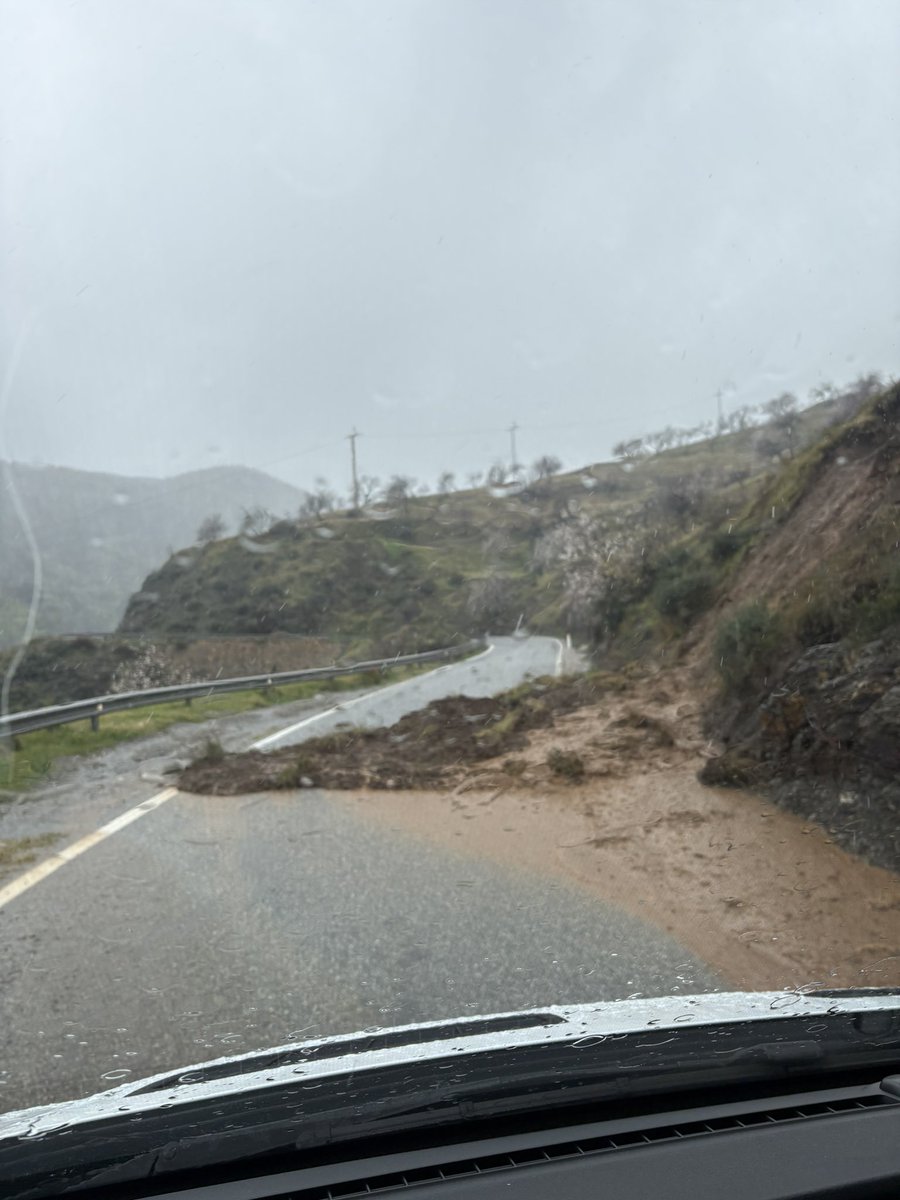 SalgueChomp's tweet photo. Transporte escolar en la Alpujarra, parece que no era necesario cerrar los colegios. https://t.co/nzFfv1QUP4